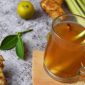 Air rebusan jahe, sereh, kayu manis, dan cengkeh disajikan hangat sebagai minuman herbal alami penunjang kesehatan tubuh.