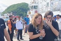 Foto: Mar Martinez Ortuno, istri pelatih Martin Carreras Fernando, selamat dari kapal tenggelam di Labuan Bajo, NTT, Minggu (28/12/2025). (Ambrosius Ardin)