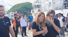 Foto: Mar Martinez Ortuno, istri pelatih Martin Carreras Fernando, selamat dari kapal tenggelam di Labuan Bajo, NTT, Minggu (28/12/2025). (Ambrosius Ardin)