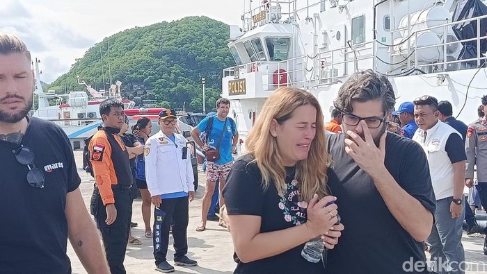 Foto: Mar Martinez Ortuno, istri pelatih Martin Carreras Fernando, selamat dari kapal tenggelam di Labuan Bajo, NTT, Minggu (28/12/2025). (Ambrosius Ardin)