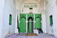 Masjid Mir Mahmood Shah di Hyderabad, India, dikenal sebagai masjid terkecil di dunia dengan luas hanya sekitar 10 meter persegi.