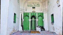 Masjid Mir Mahmood Shah di Hyderabad, India, dikenal sebagai masjid terkecil di dunia dengan luas hanya sekitar 10 meter persegi.