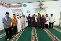 Wali Kota Alfin menyerahkan bantuan CSR senilai Rp5 juta kepada pengurus Masjid Baitul Ikhlas, Desa Sungai Jernih, Jumat (5/12)  foto Humas Pemkot