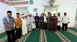 Wali Kota Alfin menyerahkan bantuan CSR senilai Rp5 juta kepada pengurus Masjid Baitul Ikhlas, Desa Sungai Jernih, Jumat (5/12)  foto Humas Pemkot