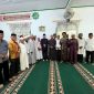 Wali Kota Alfin menyerahkan bantuan CSR senilai Rp5 juta kepada pengurus Masjid Baitul Ikhlas, Desa Sungai Jernih, Jumat (5/12)  foto Humas Pemkot