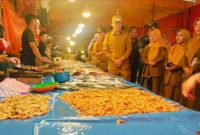 Wawako Sungai Penuh Azhar Hamzah meninjau harga bahan pokok di Pasar Tanjung Bajure, Senin (22/12).