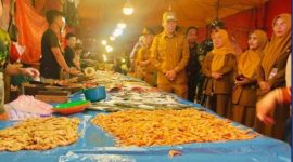 Wawako Sungai Penuh Azhar Hamzah meninjau harga bahan pokok di Pasar Tanjung Bajure, Senin (22/12).