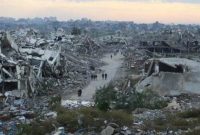 Warga berjalan di antara puing-puing bangunan yang hancur akibat serangan Israel di Jalur Gaza.