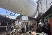 Petugas dan warga memeriksa kerusakan rumah akibat puting beliung yang menerjang wilayah Kemang, Bogor, Jawa Barat, Senin (29/12/2025).