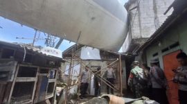 Petugas dan warga memeriksa kerusakan rumah akibat puting beliung yang menerjang wilayah Kemang, Bogor, Jawa Barat, Senin (29/12/2025).