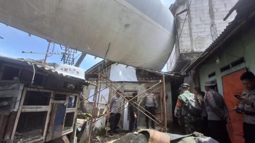 Petugas dan warga memeriksa kerusakan rumah akibat puting beliung yang menerjang wilayah Kemang, Bogor, Jawa Barat, Senin (29/12/2025).