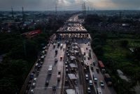 Kendaraan melintas padat di Gerbang Tol Cikupa arah Merak, Banten, jelang libur Natal 2025.