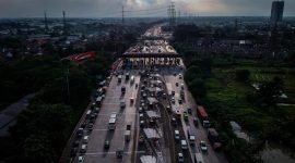 Kendaraan melintas padat di Gerbang Tol Cikupa arah Merak, Banten, jelang libur Natal 2025.