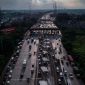 Kendaraan melintas padat di Gerbang Tol Cikupa arah Merak, Banten, jelang libur Natal 2025.