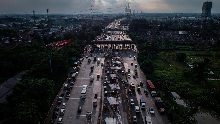 Kendaraan melintas padat di Gerbang Tol Cikupa arah Merak, Banten, jelang libur Natal 2025.