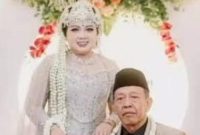 Foto: Shela dan Mbah Tarman, pasutri yang terpaut usia 50 tahun, yang menikah dengan mahar fantastis Rp 3 miliar berupa cek. (Tangkapan layar)