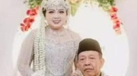 Foto: Shela dan Mbah Tarman, pasutri yang terpaut usia 50 tahun, yang menikah dengan mahar fantastis Rp 3 miliar berupa cek. (Tangkapan layar)