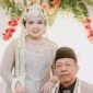 Foto: Shela dan Mbah Tarman, pasutri yang terpaut usia 50 tahun, yang menikah dengan mahar fantastis Rp 3 miliar berupa cek. (Tangkapan layar)