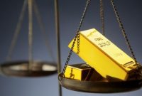 Batangan emas di atas timbangan melambangkan penguatan harga emas di tengah ketidakpastian ekonomi global.