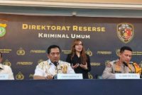 Dirreskrimum Polda Metro Jaya Kombes Pol Iman Imanuddin menyampaikan hasil gelar perkara khusus kasus dugaan ijazah palsu Presiden Joko Widodo di Mapolda Metro Jaya.