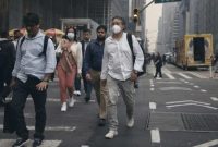 Sejumlah warga memakai masker saat beraktivitas di kawasan pusat kota New York di tengah meningkatnya kasus flu musiman.
