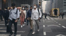 Sejumlah warga memakai masker saat beraktivitas di kawasan pusat kota New York di tengah meningkatnya kasus flu musiman.