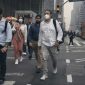 Sejumlah warga memakai masker saat beraktivitas di kawasan pusat kota New York di tengah meningkatnya kasus flu musiman.