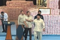 Presiden Prabowo Subianto menyampaikan sambutan saat acara penyerahan uang hasil penyelamatan keuangan negara di Kompleks Kejaksaan Agung, Jakarta, Rabu