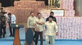 Presiden Prabowo Subianto menyampaikan sambutan saat acara penyerahan uang hasil penyelamatan keuangan negara di Kompleks Kejaksaan Agung, Jakarta, Rabu