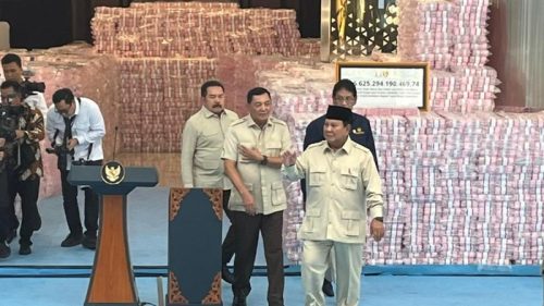 Presiden Prabowo Subianto menyampaikan sambutan saat acara penyerahan uang hasil penyelamatan keuangan negara di Kompleks Kejaksaan Agung, Jakarta, Rabu