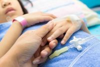 Ilustrasi remaja sakit setelah mengikuti tren kesehatan berbahaya dengan meminum darah sendiri. (SHUTTERSTOCK/sumroeng chinnapan)