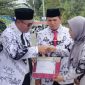 Kepala SD 004/XI Pelayang Raya, Lenza Hasmita, M.Pd, menerima penghargaan Juara 1 Sekolah Berprestasi dari Wali Kota Sungai Penuh, Alfin, SH, di halaman Kantor Walikota Sungai Penuh.