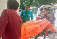 Petugas kepolisian dan tim medis mengevakuasi salah satu jenazah korban menggunakan ambulans di Kecamatan Besuki, Situbondo, Jawa Timur.