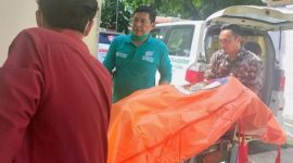 Petugas kepolisian dan tim medis mengevakuasi salah satu jenazah korban menggunakan ambulans di Kecamatan Besuki, Situbondo, Jawa Timur.