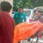 Petugas kepolisian dan tim medis mengevakuasi salah satu jenazah korban menggunakan ambulans di Kecamatan Besuki, Situbondo, Jawa Timur.