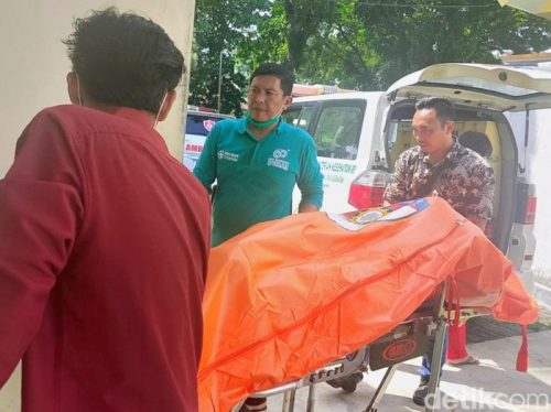 Petugas kepolisian dan tim medis mengevakuasi salah satu jenazah korban menggunakan ambulans di Kecamatan Besuki, Situbondo, Jawa Timur.