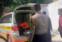 Petugas kepolisian saat melakukan olah tempat kejadian perkara di rumah korban penemuan tiga jenazah di Kecamatan Besuki, Situbondo, Jawa Timur.