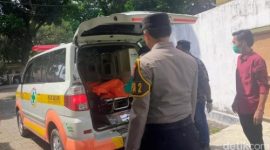 Petugas kepolisian saat melakukan olah tempat kejadian perkara di rumah korban penemuan tiga jenazah di Kecamatan Besuki, Situbondo, Jawa Timur.