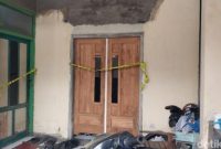 Petugas kepolisian saat melakukan olah tempat kejadian perkara (TKP) kasus pembunuhan wanita di kamar kos kawasan Tunjungsekar, Lowokwaru, Kota Malang
