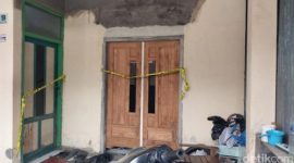 Petugas kepolisian saat melakukan olah tempat kejadian perkara (TKP) kasus pembunuhan wanita di kamar kos kawasan Tunjungsekar, Lowokwaru, Kota Malang