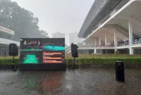 Hujan lebat turun di Jakarta ketika warga tetap beraktivitas di ruang publik, seiring peringatan BMKG soal cuaca ekstrem selama libur Natal dan Tahun Baru.