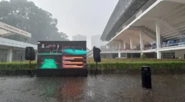 Hujan lebat turun di Jakarta ketika warga tetap beraktivitas di ruang publik, seiring peringatan BMKG soal cuaca ekstrem selama libur Natal dan Tahun Baru.