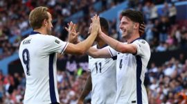 Pemain timnas Inggris merayakan momen positif di lapangan dalam laga internasional.