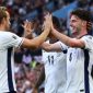 Pemain timnas Inggris merayakan momen positif di lapangan dalam laga internasional.