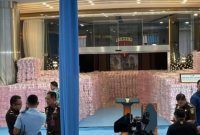 Petugas Kejaksaan Agung menata gunungan uang sitaan senilai Rp 6,6 triliun di lobi Gedung Jampidsus, Jakarta Selatan, Rabu (24/12/2025).
