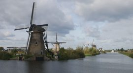 Kincir angin bersejarah di Kinderdijk, dekat Rotterdam, menjadi simbol keberhasilan Belanda mengelola air dan mencegah banjir.