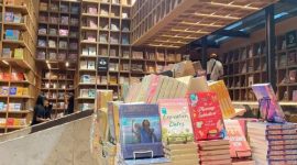 Suasana interior BookXcess RexKL di Kuala Lumpur dengan rak-rak buku tinggi yang tersusun rapi dan menjadi daya tarik utama pengunjung.