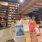 Suasana interior BookXcess RexKL di Kuala Lumpur dengan rak-rak buku tinggi yang tersusun rapi dan menjadi daya tarik utama pengunjung.