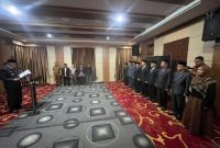 Wakil Wali Kota Azhar Hamzah sedang melantik sembilan pejabat Eselon II di Kantor Wali Kota Sungai Penuh, Selasa (23/12/2025).