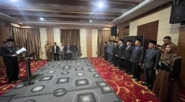 Wakil Wali Kota Azhar Hamzah sedang melantik sembilan pejabat Eselon II di Kantor Wali Kota Sungai Penuh, Selasa (23/12/2025).